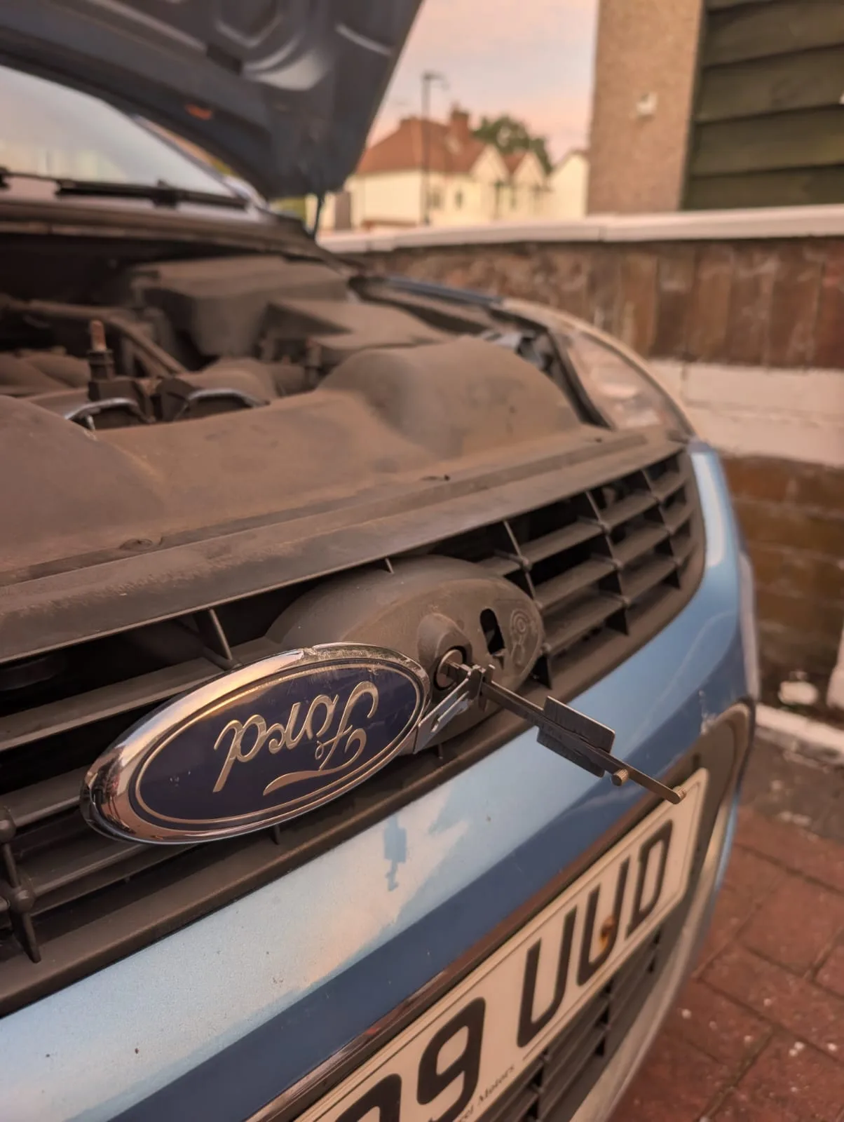 Emergency opening of a Ford Focus 2010 in Coventry — non-destructive bonnet-release technique