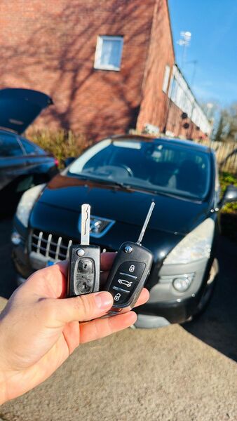 Peugeot SUV key replacement - new and old keys