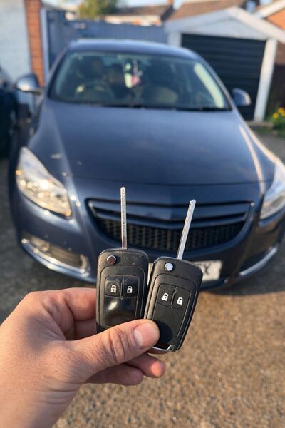 Vauxhall Insignia key replacement - old and new keys side by side