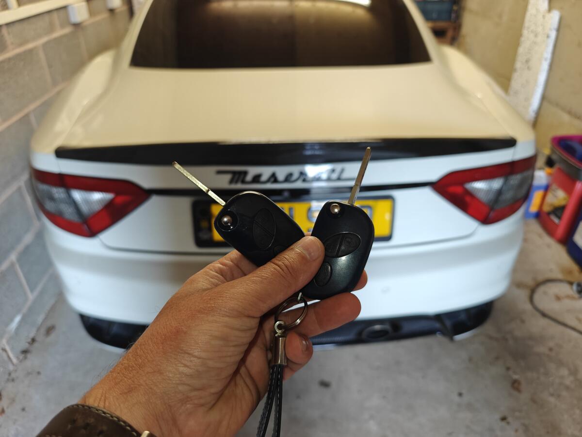 Car key programming with diagnostic equipment