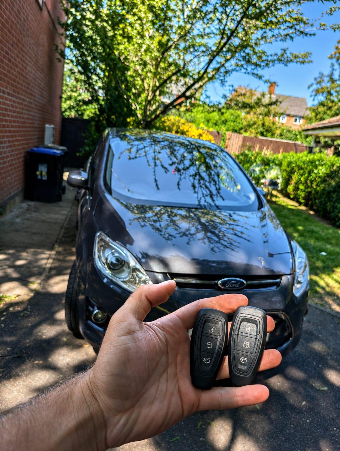 Auto locksmith key programming on site